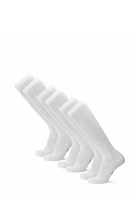 Calcetas blancas hasta la rodilla dispuestas en una fila, con una textura acanalada y un acabado suave. Tienen punteras y talones reforzados para mayor durabilidad.