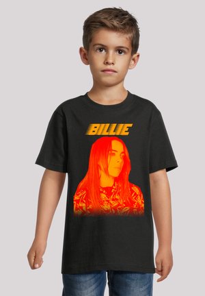 Schwarzes Baumwoll-T-Shirt mit einem großen Grafikdruck einer Frau mit langen roten Haaren, überlagert mit gelbem Text "BILLIE."
