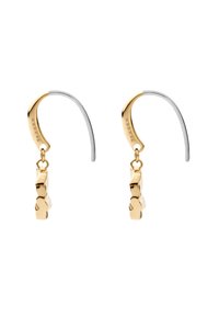Złote i srebrne kolczyki w kształcie obręczy z zwisającym, rzeźbionym wzorem. Teksturowany złoty charms dodaje nowoczesnego akcentu minimalistycznemu kształtowi.