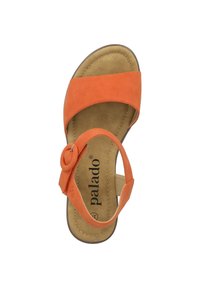 Sandalia naranja con acabado de ante, que presenta una tira ancha en la parte delantera y un detalle de hebilla circular. Suave plantilla de color beige y detalle de costura.