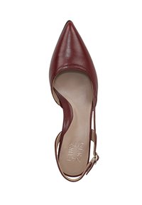 Pump slingback in pelle bordeaux con punta affusolata, finitura liscia e cinturino con fibbia; presenta una soletta beige con marchio in rilievo.