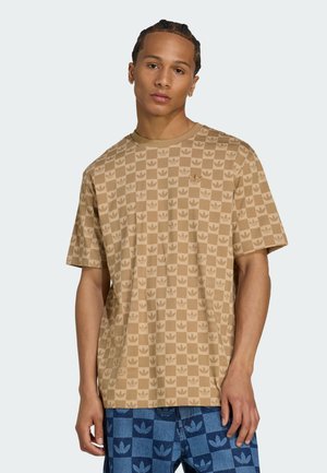Tan kortärmad t-shirt met een algehele geblokte patroon van tonale merklogo's, met een ronde hals en een ontspannen pasvorm.