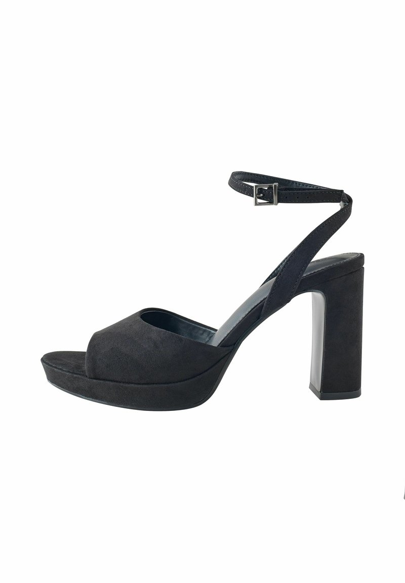 Svart mocka högklackad sandal med öppen tå, ankelrem och klack i blockmodell. Har en lätt böjd design och slät textur.