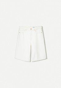 Bílé džíny šortky se střihovým stylem, pět kapsami a měděnými detaily. Čistý design bez vzorů nebo ozdob.