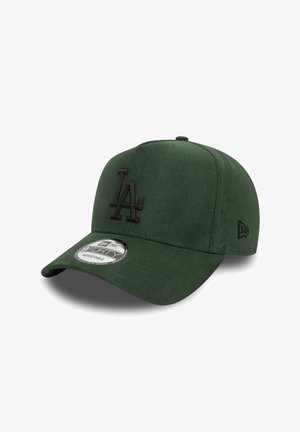 Casquette de baseball réglable vert foncé avec visière incurvée, logo "LA" noir en relief à l'avant, et logo New Era sur le côté.