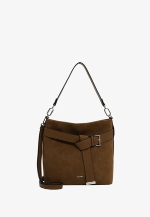 Bruine suède handtas met een platte, rechthoekige vorm. Bevat een brede schouderband, een gespdetail en een zilveren logoaccent.