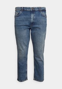 Jeans de mezclilla azul con corte recto, cinco bolsillos, detalles cosidos y un acabado desgastado. Cintura de altura media con cierre de botón y cremallera.