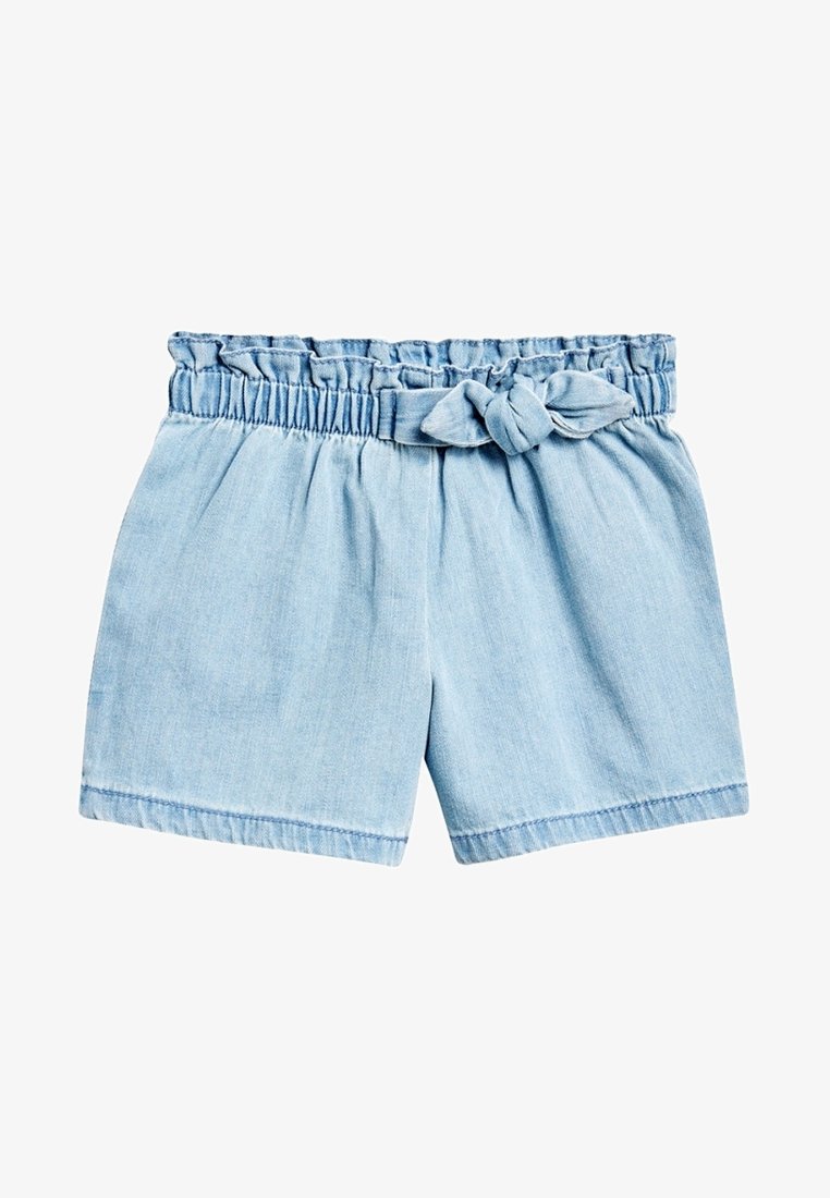 Short en denim bleu clair avec une taille élastique à volants et une ceinture en tissu nouée à l'avant.