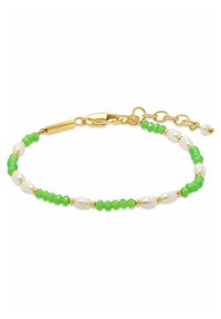 Bracciale con chiusura in oro che presenta segmenti alternati di perline verdi e perle bianche, con perline in oro come accenti e un'estensione a catena.