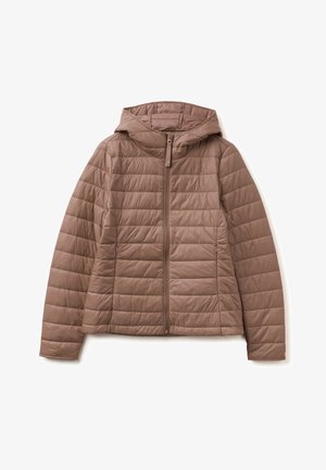 Jasna brązowa pikowana kurtka z kapturem, pełnym zamkiem błyskawicznym z przodu i bocznymi kieszeniami, zaprojektowana na zimną pogodę.