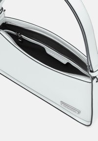 Borsa a tracolla in pelle bianca con finitura lucida, chiusura con zip, fodera interna nera e dettagli in metallo argentato.