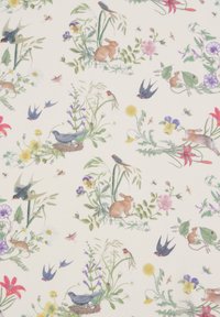 Blomsterstofmønster med multicolorede illustrationer af kaniner, fugle og blomster på en crème baggrund med detaljerede elementer.