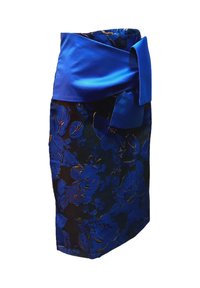 Falda floral azul con una base texturizada negra y detalles dorados, complementada con una cinturilla de satén azul suave y un lazo.