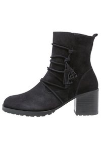 Bottines en daim noir avec un bout arrondi, un design en cordes superposées, un détail de pampille et un talon bloc texturé. Semelle robuste pour une meilleure adhérence.