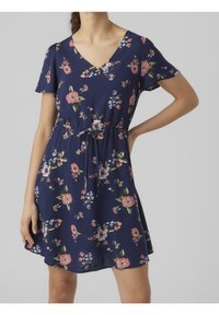 Vestido corto de manga corta con estampado floral, fondo azul marino, escote en V, cintura entallada con lazo y patrones de flores multicolores por todo el vestido.