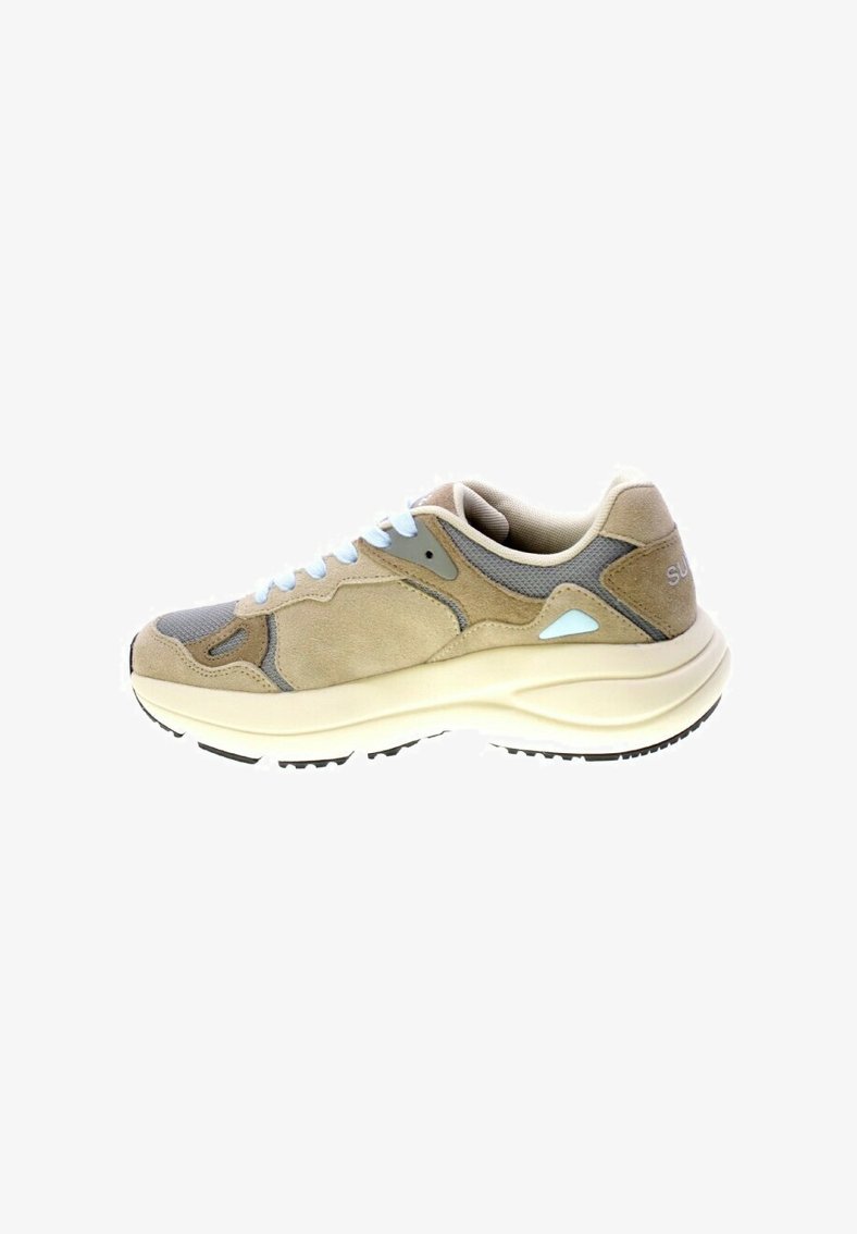 Scarpa atletica in suede beige e rete con lacci azzurri, dettagli grigi, punta arrotondata, suola spessa color crema e suola nera testurizzata.