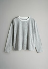 Ilgomis rankovėmis dryžuota palaidinė su apvalia iškirpte, pagaminta iš lengvos medžiagos, juodos ir baltos spalvų horizontalių dryžių raštu.