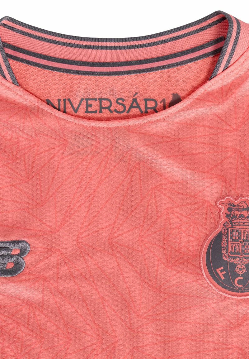 Leuchtendes Korallen-Jersey mit strukturiertem geometrischem Muster, Rundhalsausschnitt und kontrastierenden dunklen Akzenten sowie einem Emblem auf der Brust.