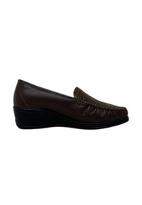 Mocassino da donna in pelle marrone con tacco a cuneo nero basso e takike cuciture in stile mocassino su sfondo bianco.