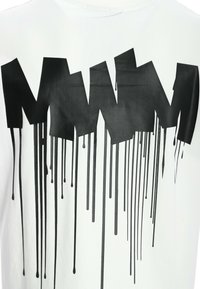 Camiseta blanca con texto gráfico negro en negrita y goteante. Material de algodón suave con cuello redondo y mangas cortas.