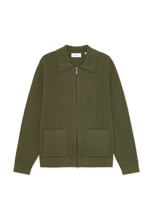 Olivno zelena pletena jopica s koničastim ovratnikom, sprednjo zadrgo in dvema žepema na zunanjosti. Teksturirana tkanina z udobnim krojem.