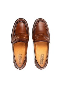 Mocasines de cuero marrón con un acabado suave, que presentan un detalle de costura en la parte frontal y una plantilla beige con texto del logotipo.