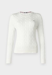 Biały sweter z dzianiny w warkocze z długimi rękawami, okrągłym dekoltem i ściągaczem na dole. Posiada małe logo na piersi. Miękka faktura.