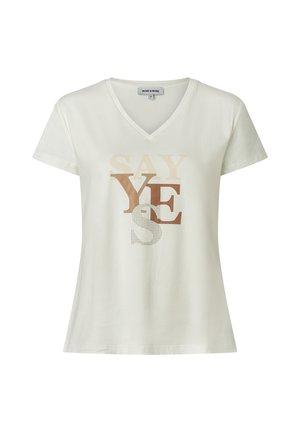Witte V-hals T-shirt met korte mouwen en gelaagde tekst "SAY YES" in beige en bruine tinten aan de voorkant.