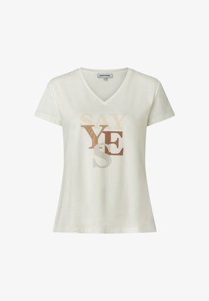 Weißes V-Ausschnitt-T-Shirt mit kurzen Ärmeln und mehrschichtigem Text "SAY YES" in beige- und brauntönen auf der Vorderseite.