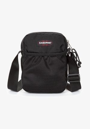 Bolso bandolera negro de Eastpak con cierre de cremallera, bolsillo frontal de malla, correa ajustable y parche con logo. Fabricado con tejido duradero y textura suave.
