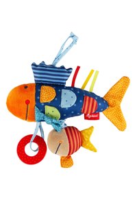 Giocattolo a forma di pesce in tessuto arancione, blu e giallo; presenta un tessuto morbido, pois, righe, un anello rosso e accenti di nastri colorati.