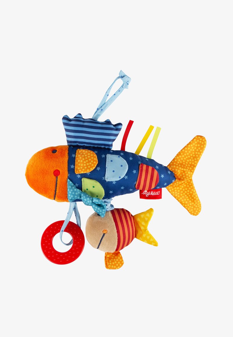 Giocattolo a forma di pesce in tessuto arancione, blu e giallo; presenta un tessuto morbido, pois, righe, un anello rosso e accenti di nastri colorati.