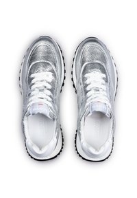 Sneakers argento con tomaia in tessuto metallico, lacci bianchi e suole in gomma nera. Presentano una cavigliera imbottita e un logo sulla linguetta.