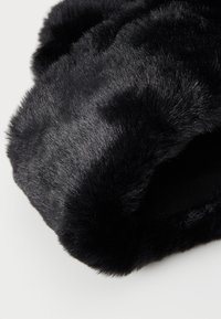 Musthave karvane muude must faux-fur kangas, millel on pehme ja koheline tekstuur, ilus viisakas viimistlus ja õrn sära, loodud soojust ja mugavust silmas pidades.