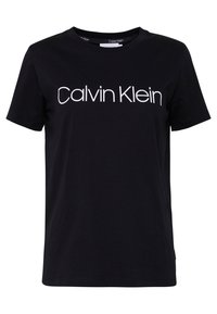 Černé bavlněné tričko s krátkými rukávy, na hrudi výrazné bílé logo „Calvin Klein“ v čistém, moderním písmu.