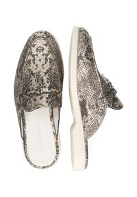 Buty wsuwane w kolorze brązowym z wzorem przypominającym skórę węża, na białej podeszwie. Posiadają ozdobną klamrę oraz gładką, miękką wyściółkę dla wygody.