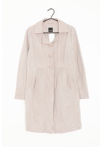 Gabardina beige claro con cuello, tres botones grandes, bolsillos laterales y textura arrugada. Mangas largas con puños detallados.