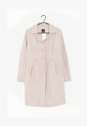 Trench coat beige chiaro con colletto, tre grandi bottoni, tasche laterali e una texture increspata. Maniche lunghe con polsini dettagliati.