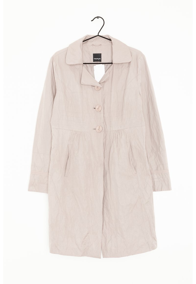 Gabardina beige claro con cuello, tres botones grandes, bolsillos laterales y textura arrugada. Mangas largas con puños detallados.