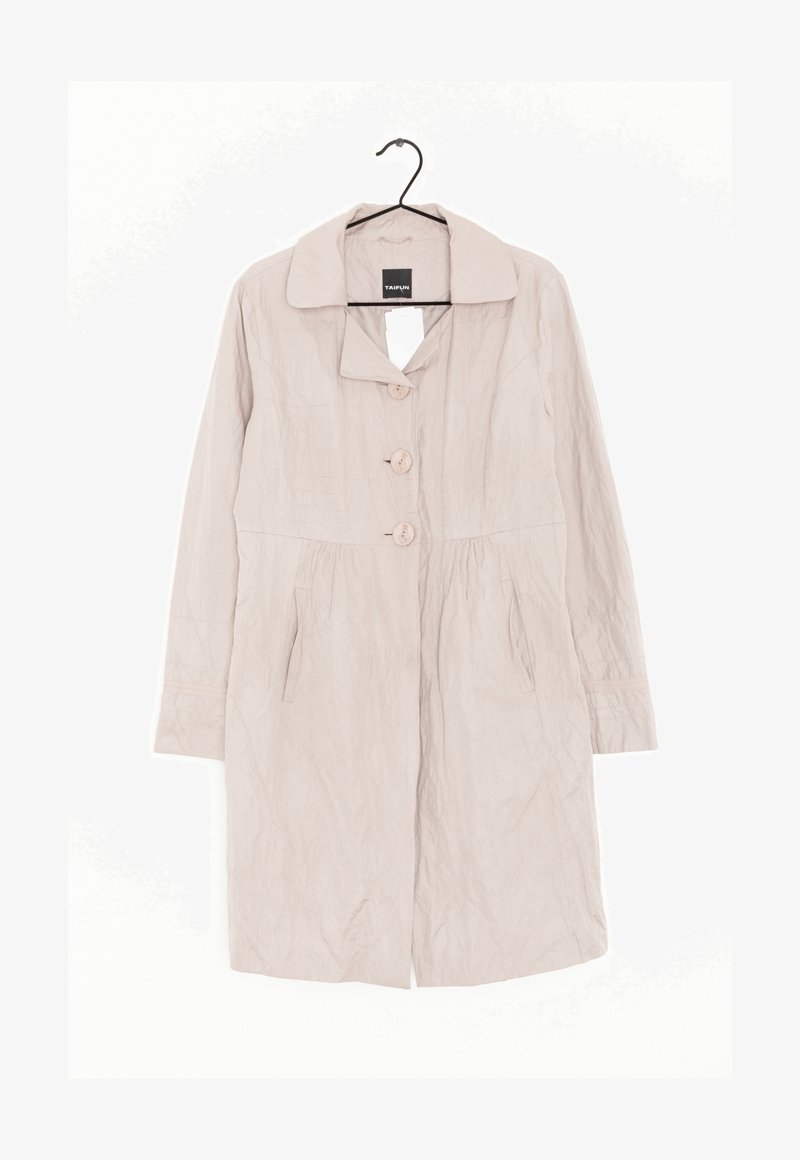 Gabardina beige claro con cuello, tres botones grandes, bolsillos laterales y textura arrugada. Mangas largas con puños detallados.