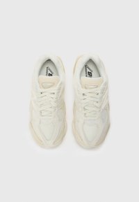 Hvide atletiske sneakers med mesh-detaljer og teksturerede overflader. Har farvematchende snørebånd og branding på tungen. Polstret sål for ekstra komfort.