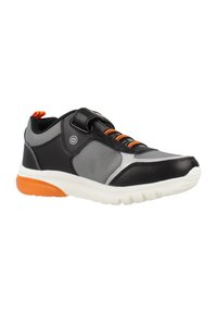 Scarpa sportiva nera e grigia con accenti arancioni, tomaia sintetica, pannelli in rete, lacci elastici e suola in gomma testurizzata.