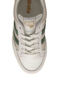 Sneaker Gola con tomaia in pelle bianca, strisce in suede beige e verde, punta tonda e suola in gomma testurizzata. Design con lacci.