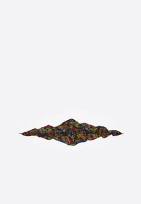 Textil colorido que recuerda a la cima de una montaña, con un patrón variado de formas y motivos en una superficie texturizada, predominantemente en tonos oscuros con acentos vibrantes.