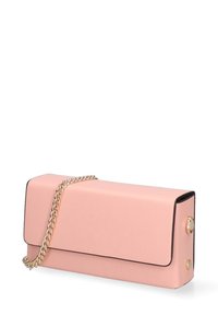 Clutch in eco-pelle rosa con tracolla in catena dorata e bordi neri. Forma rettangolare con chiusura a pattina e dettaglio di bottone rotondo lucido.
