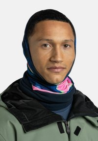 Cuello multicolor hecho de un tejido suave y elástico, con un patrón floral en tonos rosas y azules, superpuesto sobre una base oscura.
