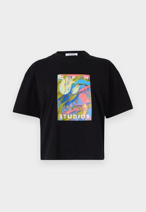 T-shirt cropped noir avec un imprimé graphique coloré portant le texte "CPH STUDIOS" et des motifs floraux en couleurs vives.