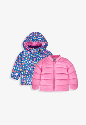 Deux vestes pour enfants : l'une est une doudoune bleu à motifs floraux avec des accents roses et une capuche, l'autre est un modèle zippé matelassé uni rose.