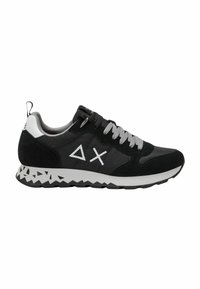 Schwarze und graue Sneakers aus Wildleder und Mesh, mit einer weißen Sohle und Details im dreieckigen Muster sowie metallischen Ösen für die Schnürsenkel.
