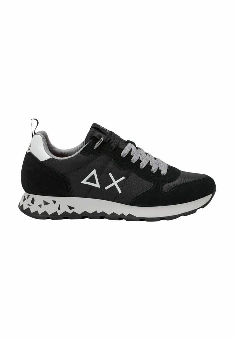 Schwarze und graue Sneakers aus Wildleder und Mesh, mit einer weißen Sohle und Details im dreieckigen Muster sowie metallischen Ösen für die Schnürsenkel.